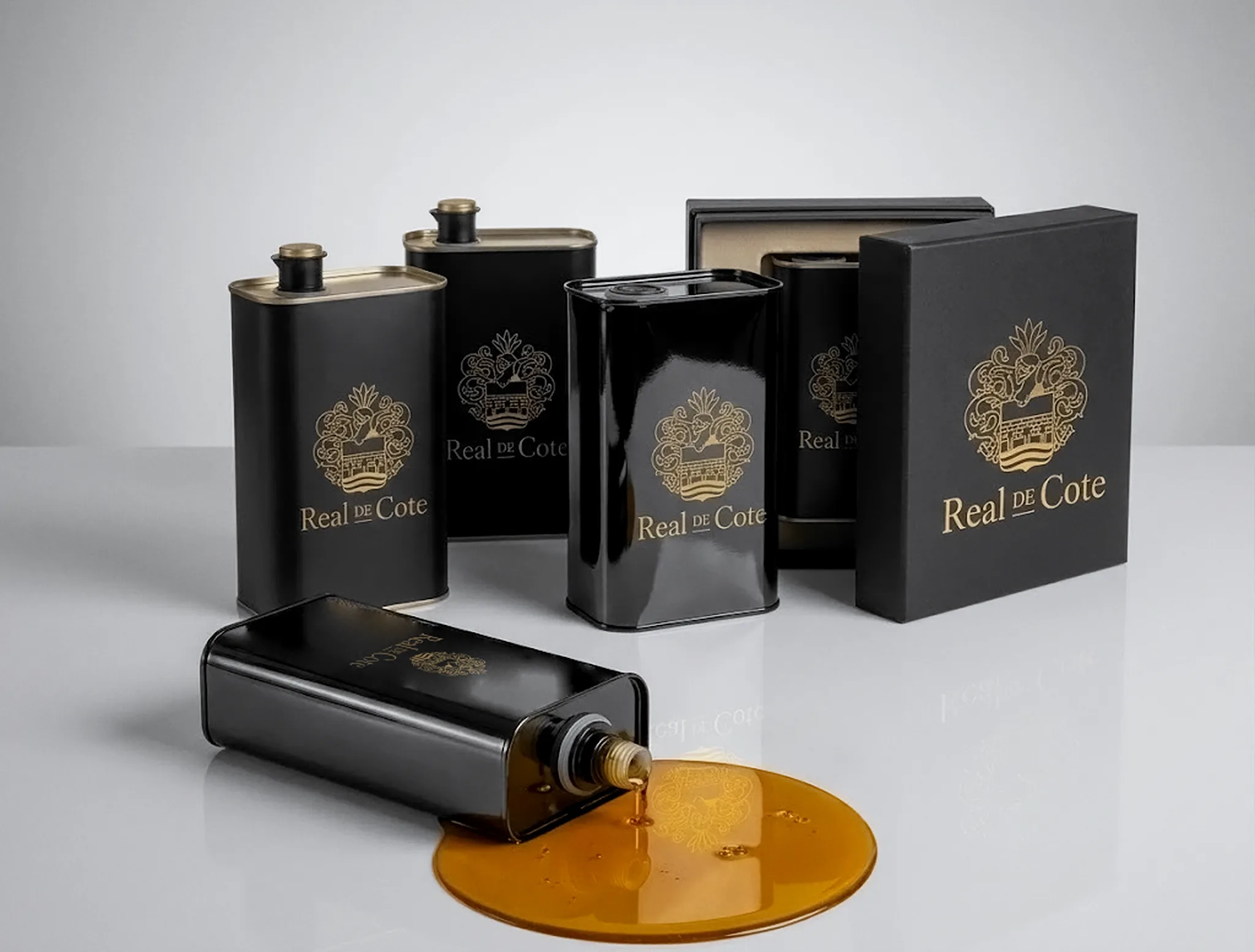 Latas negras de Real de Cote con el escudo en oro, junto a su estuche