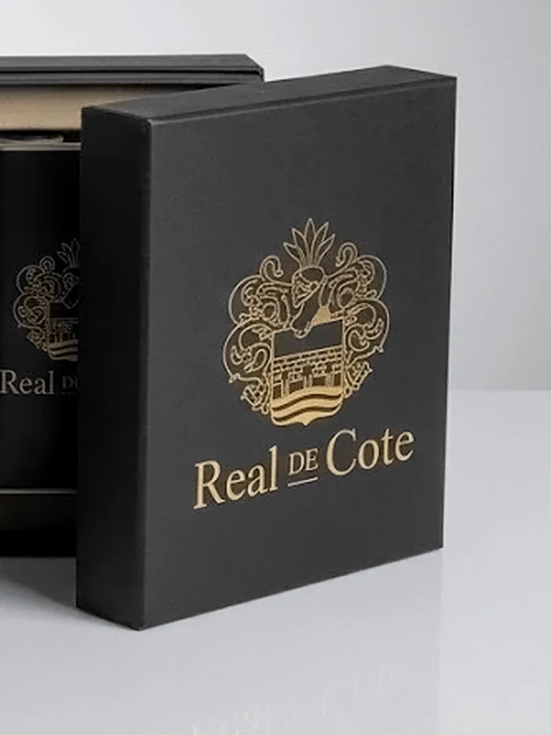 Estuche negro de Real de Cote con el escudo en oro